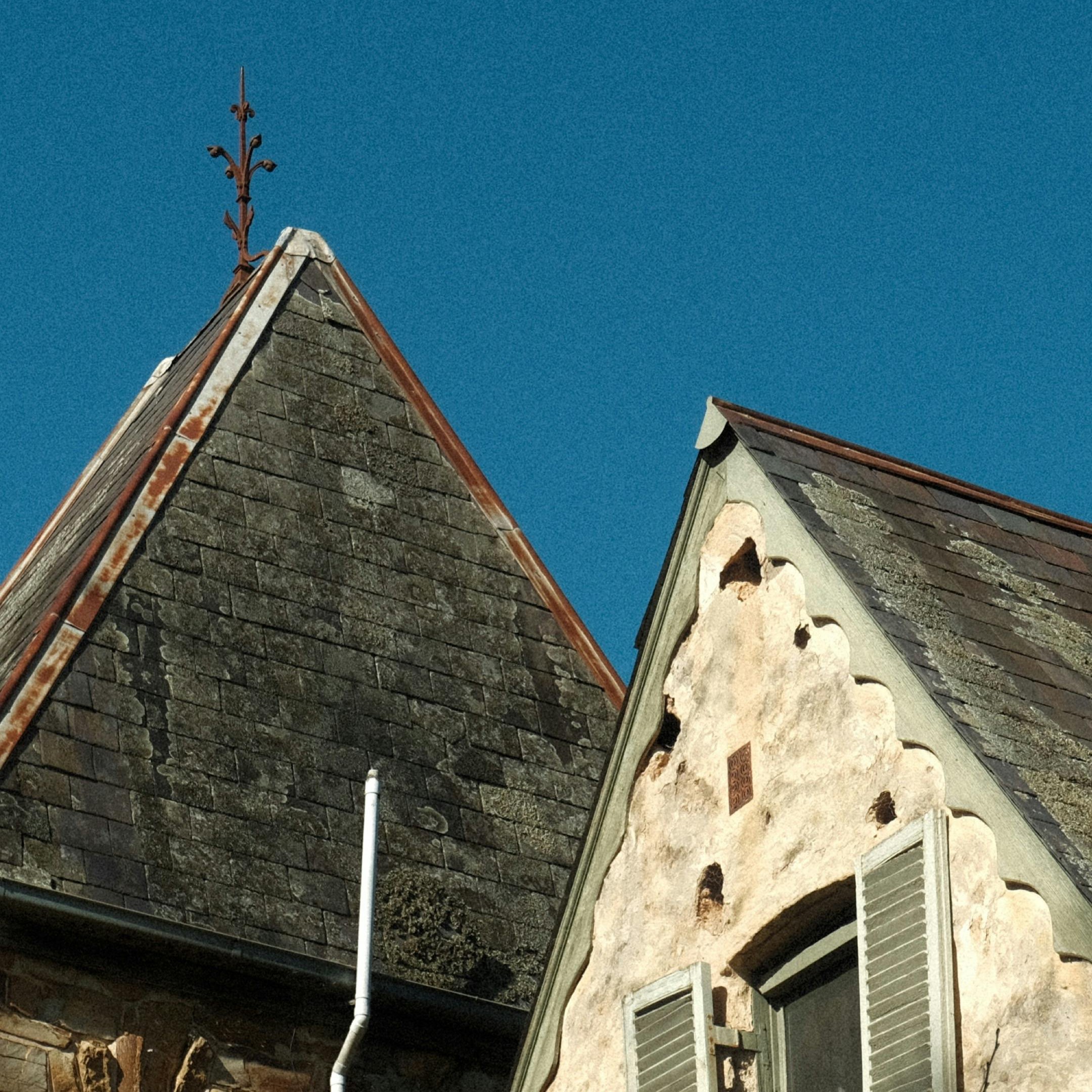 Toiture couverte de mousse et de lichen avant traitement par drone à Saint-Malo